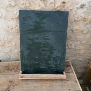 Tableau noir écolier avec gouttière de rangement en bois recyclé